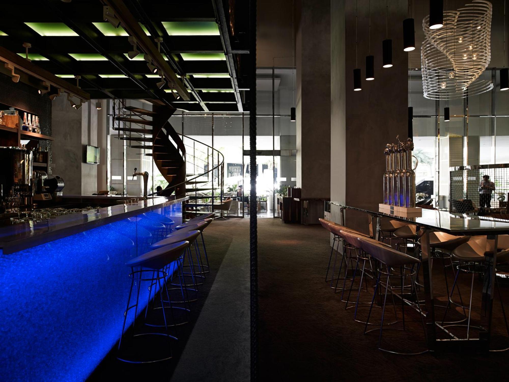 Pullman Jakarta Central Park Dış mekan fotoğraf The bar at the 101 bar
