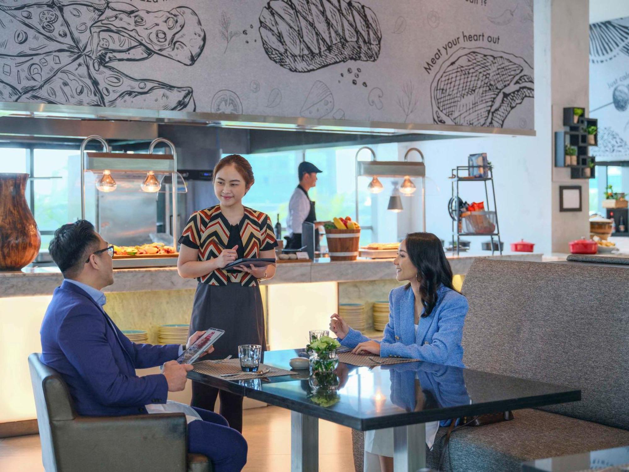 Pullman Jakarta Central Park Dış mekan fotoğraf A restaurant in a hotel