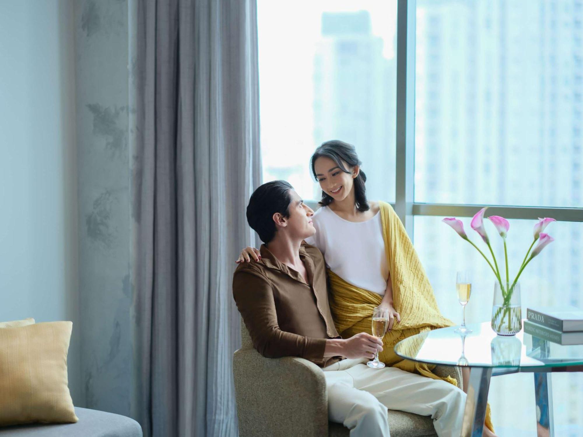 Pullman Jakarta Central Park Dış mekan fotoğraf A couple in a hotel room