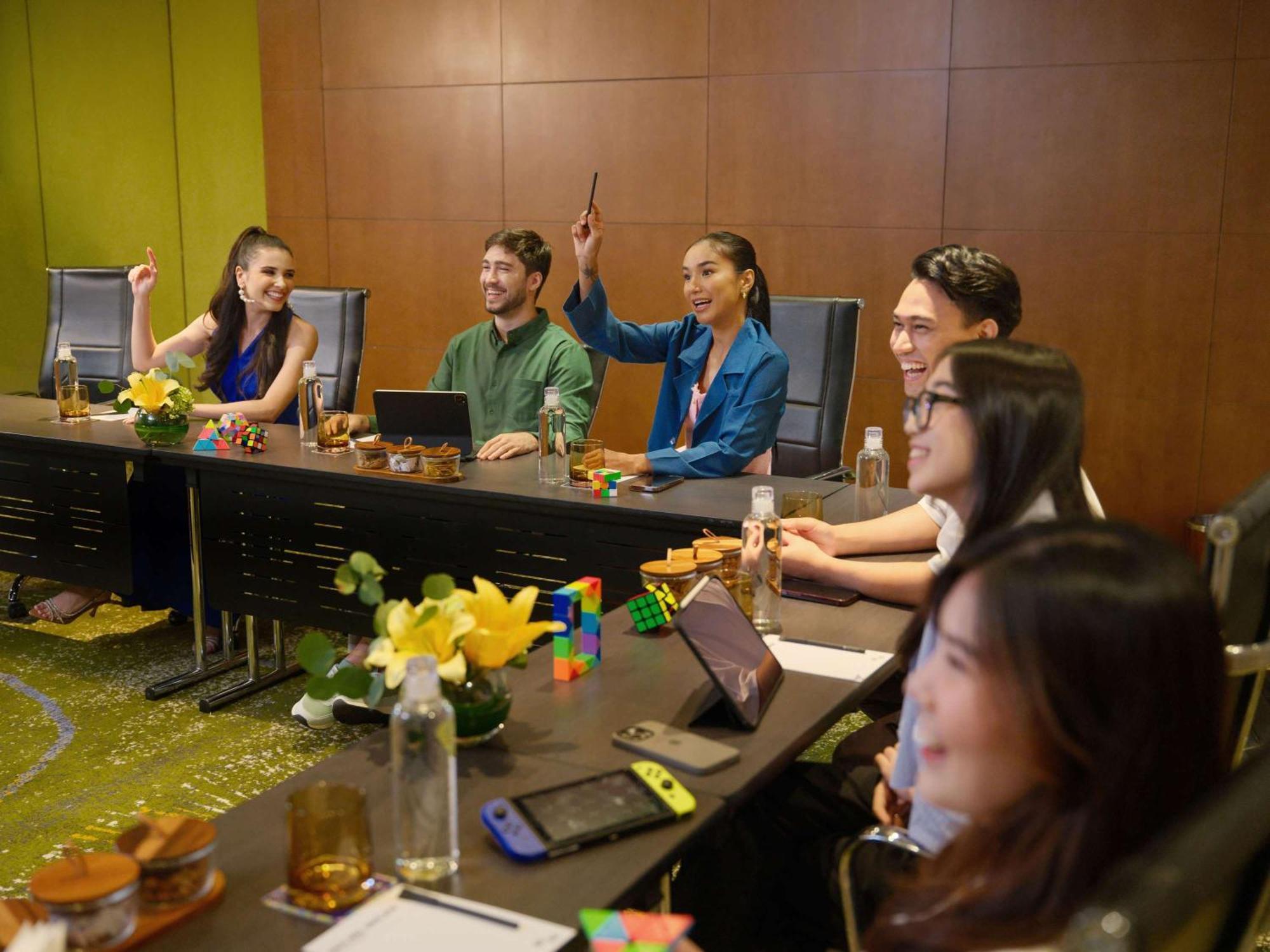 Pullman Jakarta Central Park Dış mekan fotoğraf The cast of The Gifted at the 2019 WonderCon
