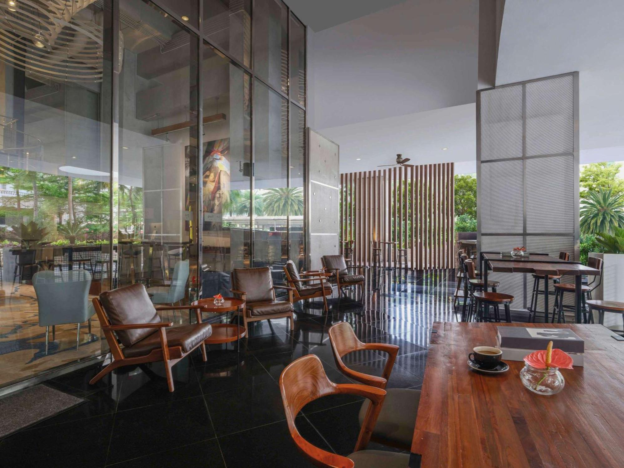 Pullman Jakarta Central Park Dış mekan fotoğraf The interior of a Starbucks Reserve store in Shanghai, China