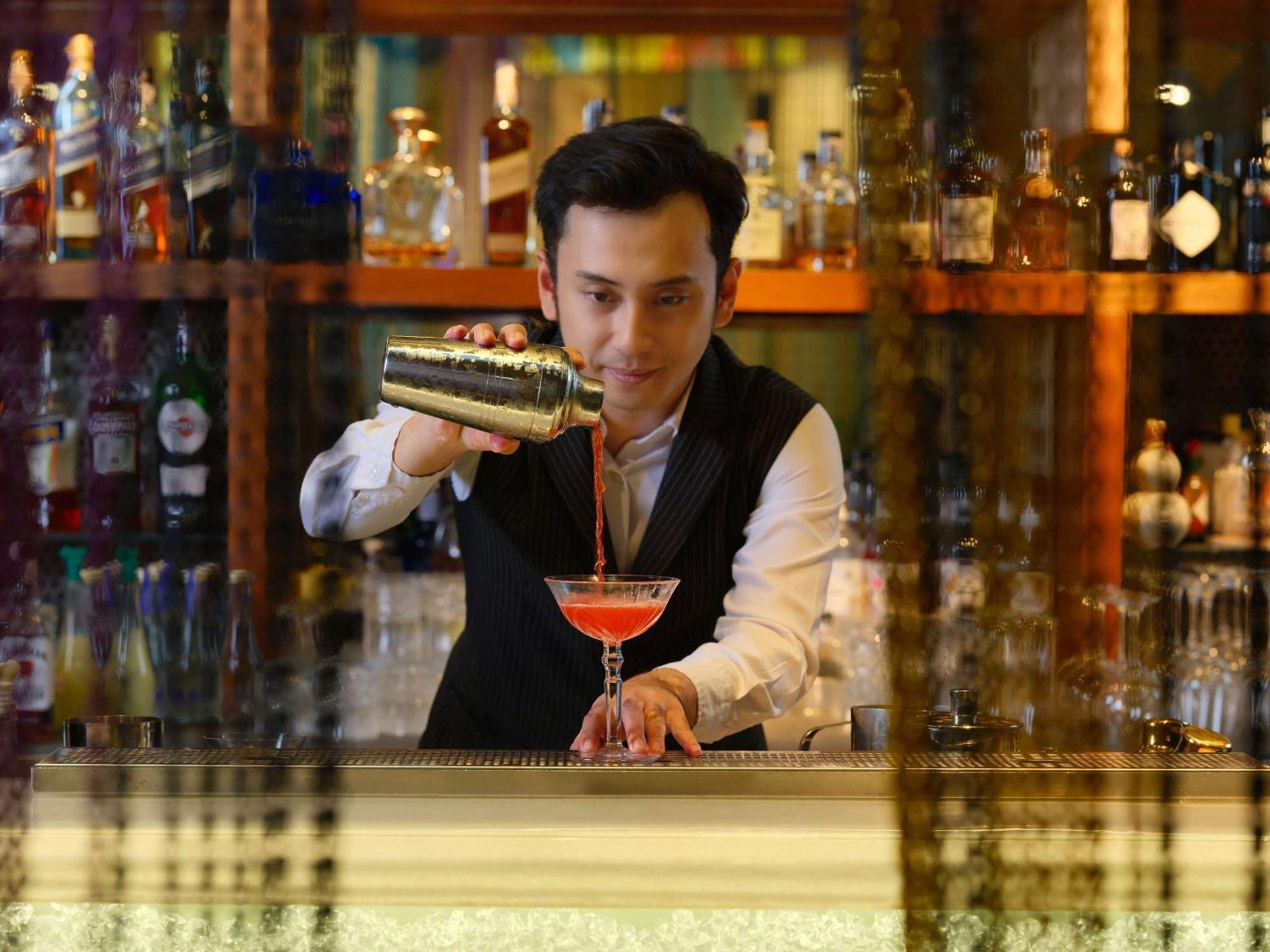 Pullman Jakarta Central Park Dış mekan fotoğraf A bartender at work
