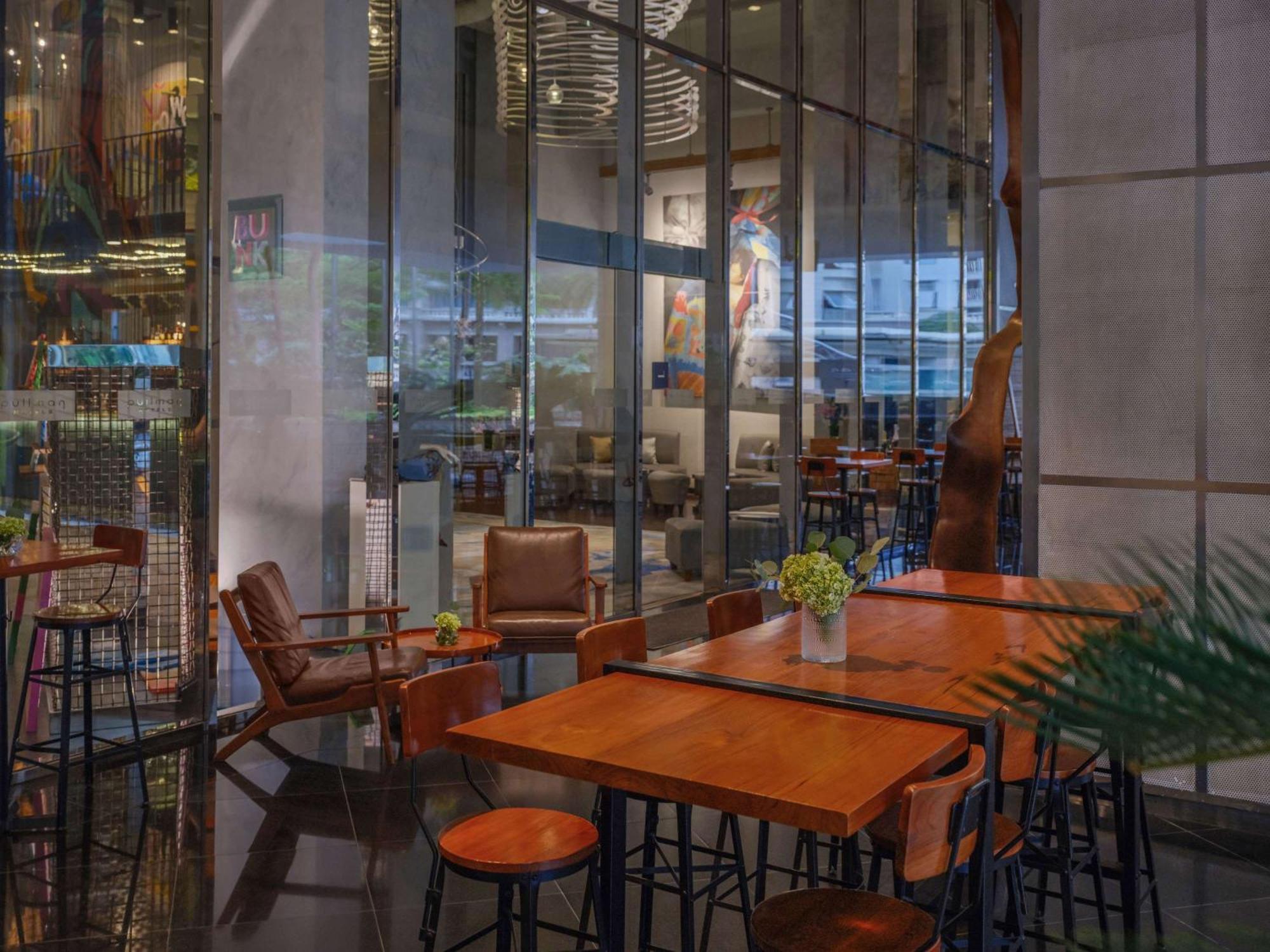 Pullman Jakarta Central Park Dış mekan fotoğraf The interior of the Starbucks Reserve Roastery in Seattle