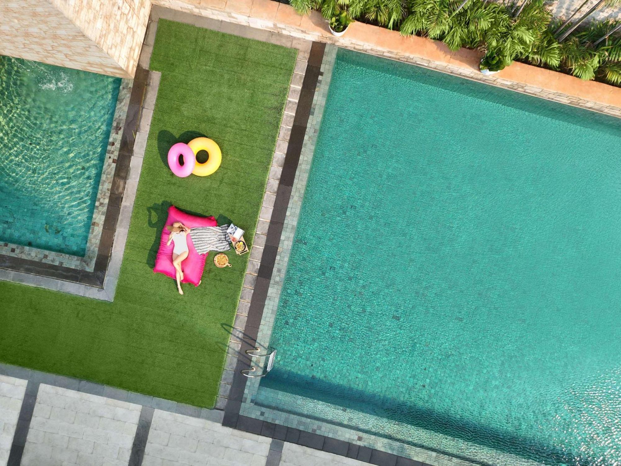 Pullman Jakarta Central Park Dış mekan fotoğraf Artificial grass for landscaping