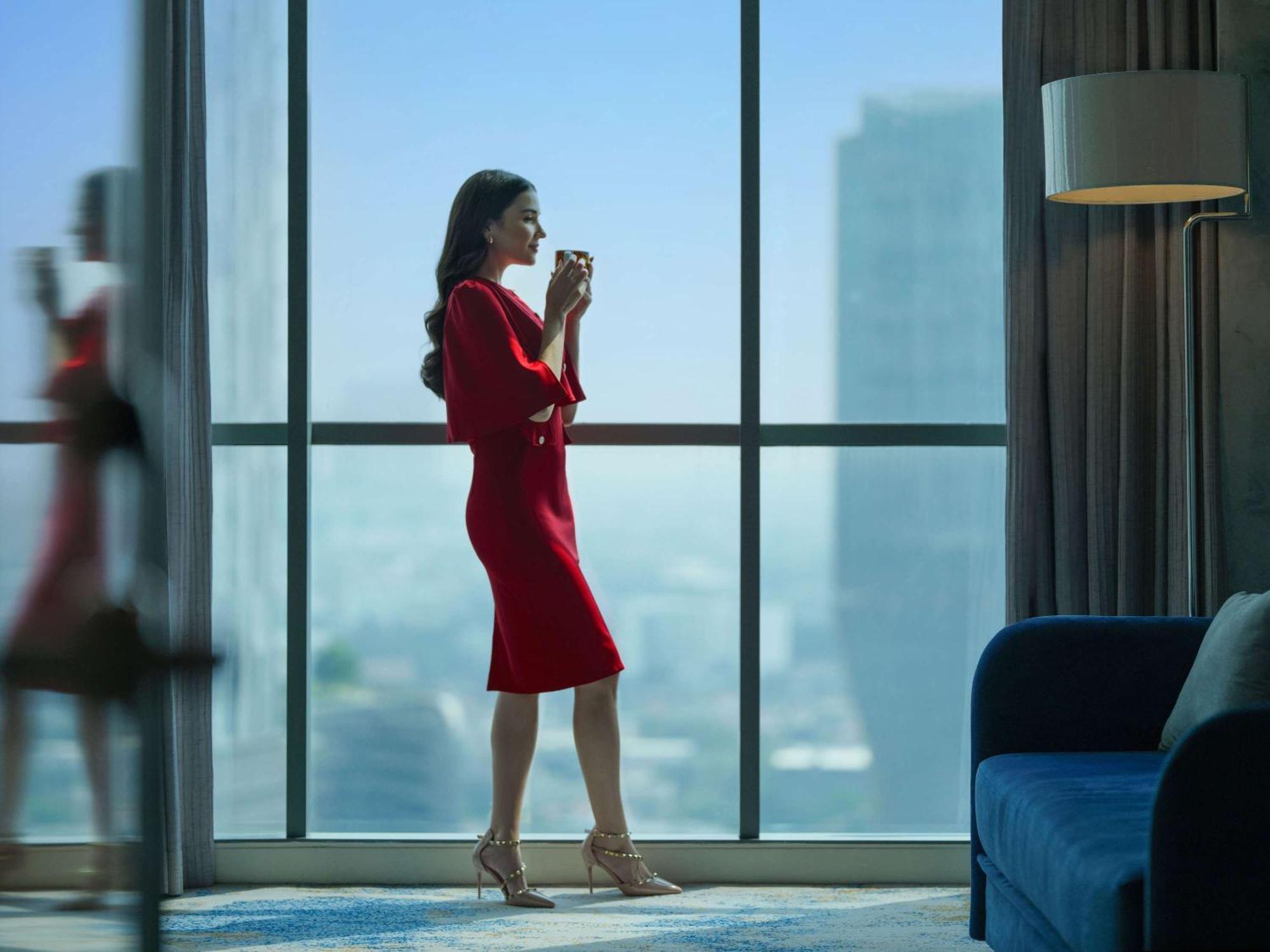 Pullman Jakarta Central Park Dış mekan fotoğraf A woman in a red dress