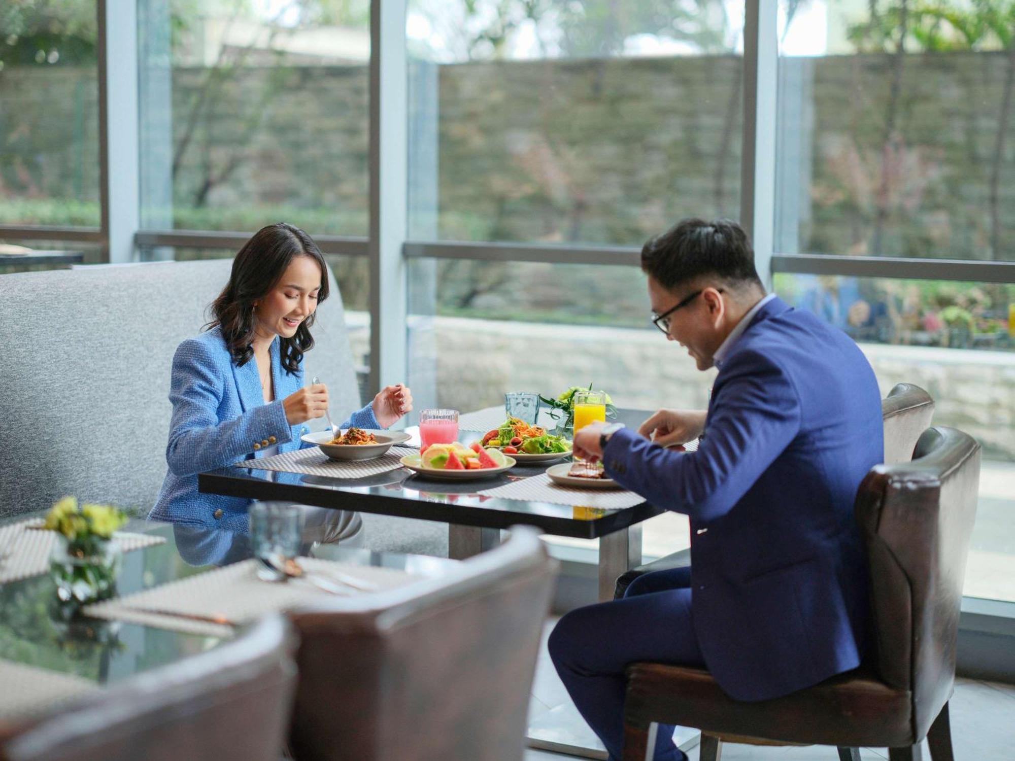 Pullman Jakarta Central Park Dış mekan fotoğraf A couple eating at a restaurant